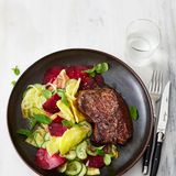 Hueftsteak-mit-Rote-Beete-Gurken-Salat