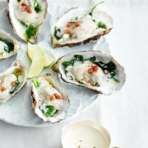 Austern mit weißer Specksauce und Spinat