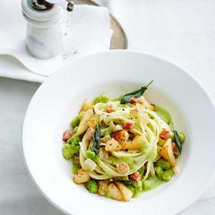 Knuspriger Wangenspeck, sämige Bohnen und fruchtige Birne machen die Fettuccine zu einem wunderbaren Geschmackserlebnis.