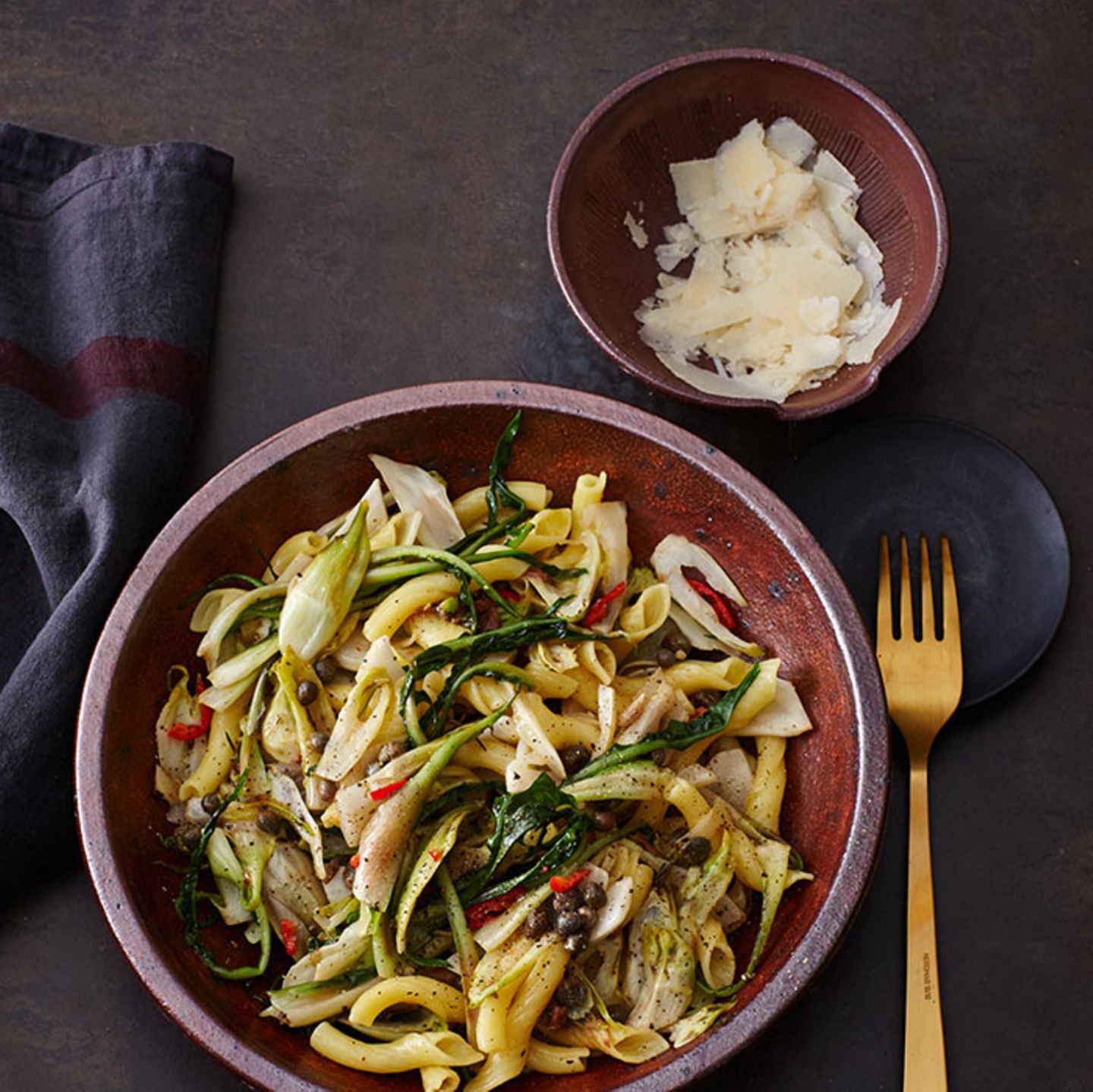Pasta Mit Puntarelle Kapern Und Zitrone Rezept Essen Trinken 