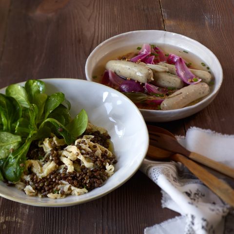 Spätzle-Linsen-Salat mit sauren Zipferln