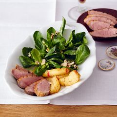 Feldsalat mit geräucherter Entenbrust und Wacholderäpfeln