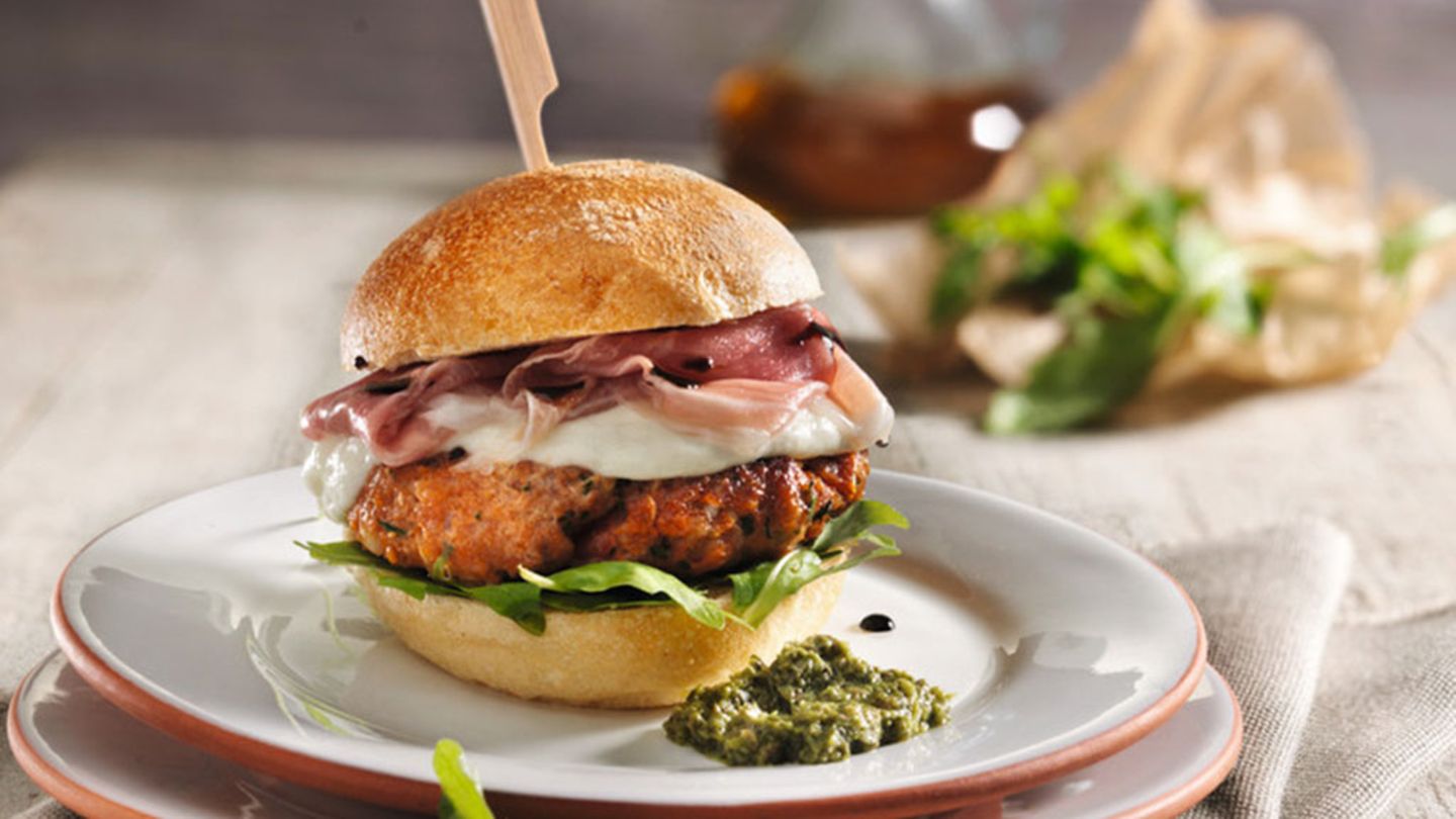 Parmaschinken-Burger mit Mozzarella und Haselnuss-Pesto Rezept