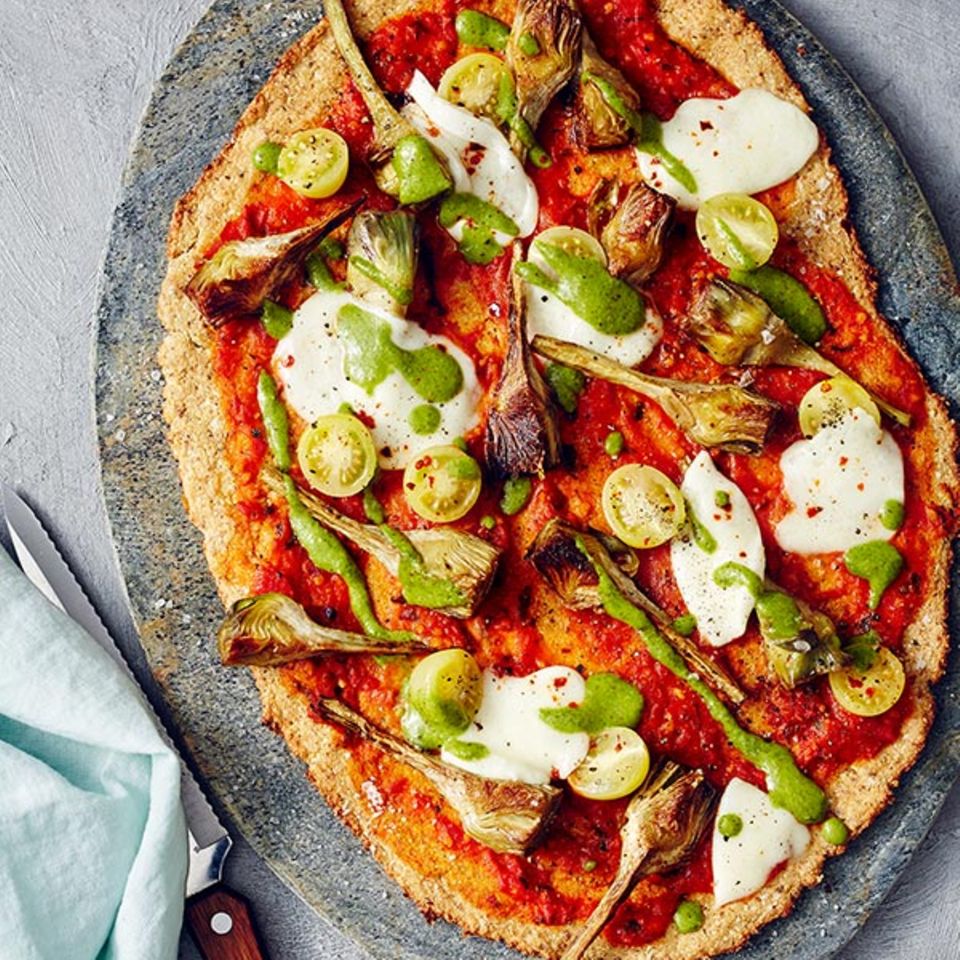 Pizza mit Blumenkohlboden und Erbsen-Pesto