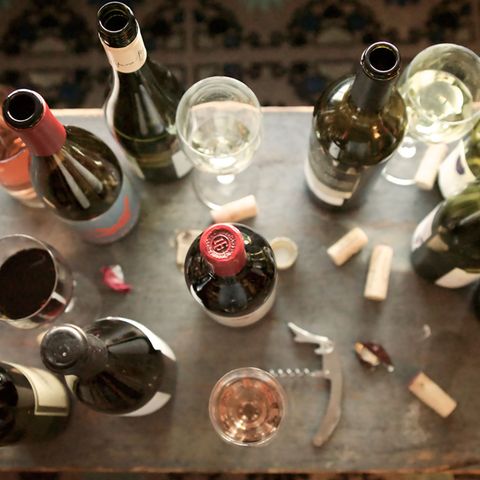 Weinflaschen auf Tisch