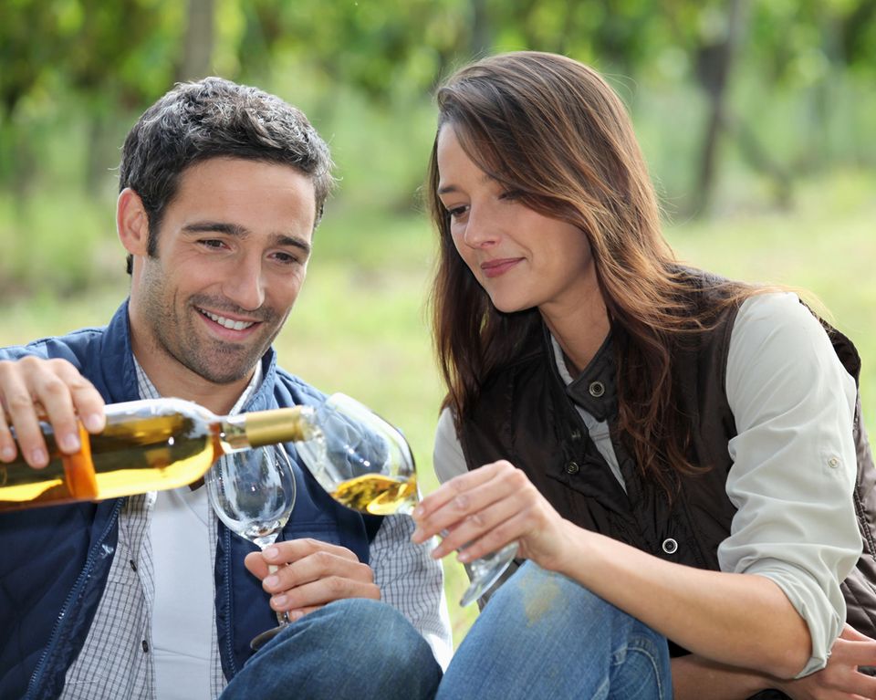 Pärchen trinkt Weißwein Pärchen trinkt Weißwein