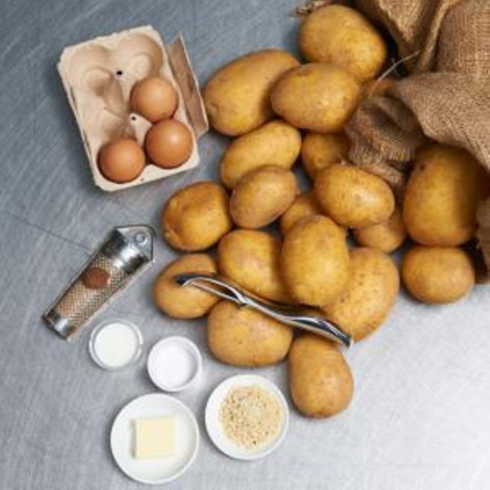 rohe Kartoffeln und Eier mit Sparschäler