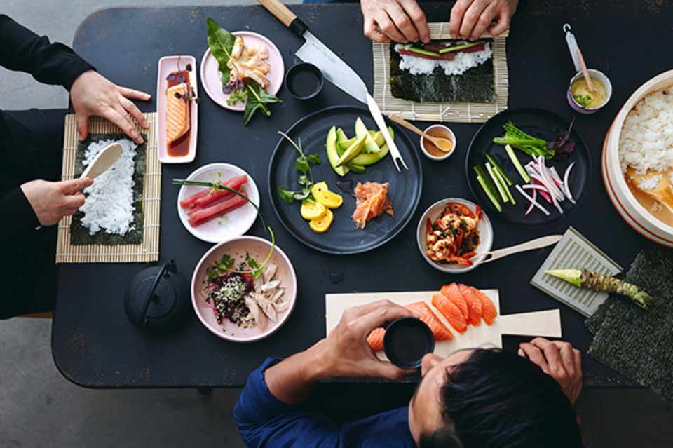 Sushiparty: mit Freunden zu Hause Sushi selber machen