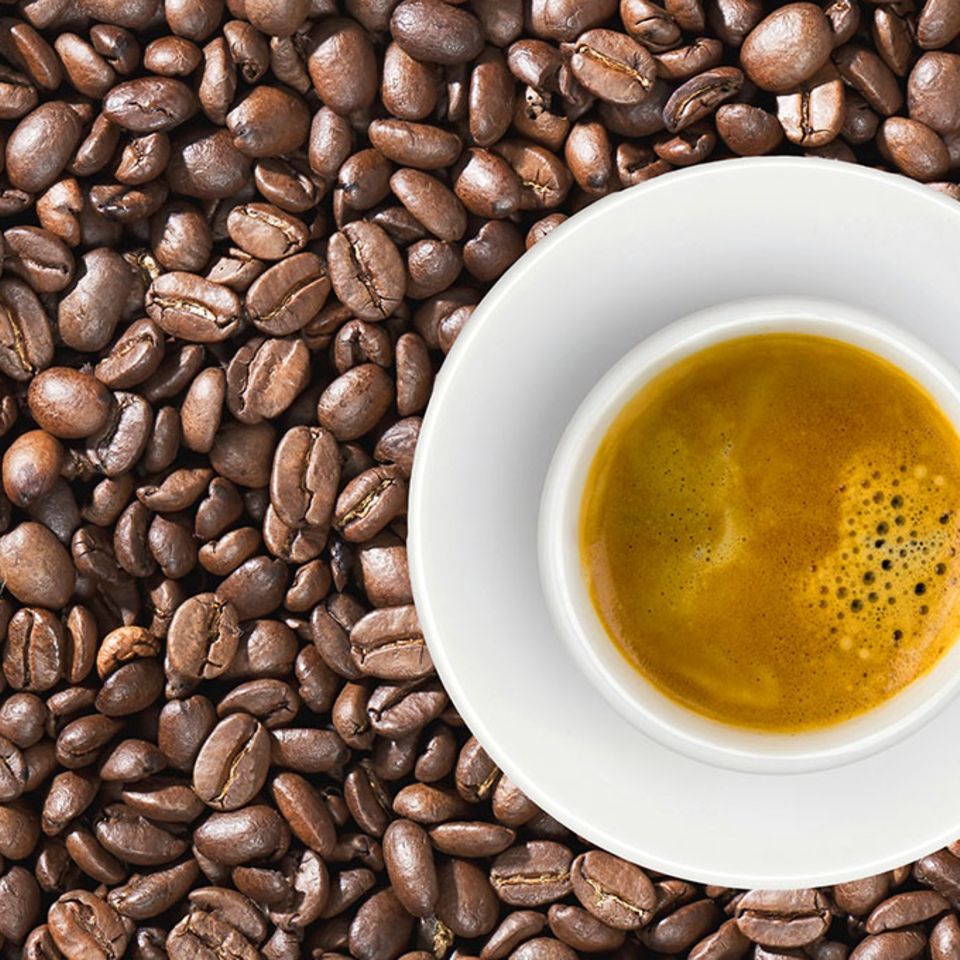 Espresso in einer Tasse auf Kaffeebohnen