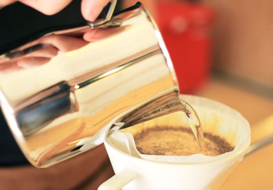 Filterkaffee aufgebrüht mit dem Handkaffeefilter, heißes Wasser Filterkaffee aufgebrüht mit dem Handkaffeefilter, heißes Wasser