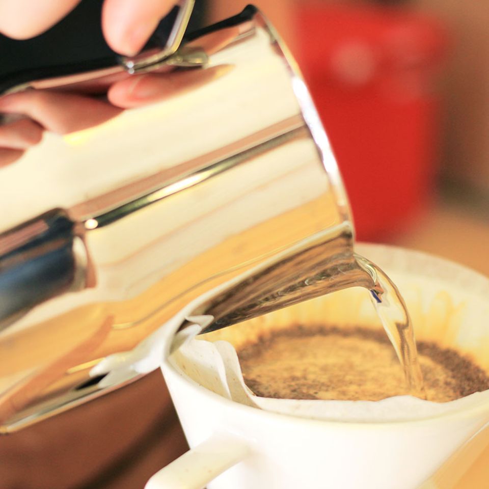 Filterkaffee aufgebrüht mit dem Handkaffeefilter, heißes Wasser