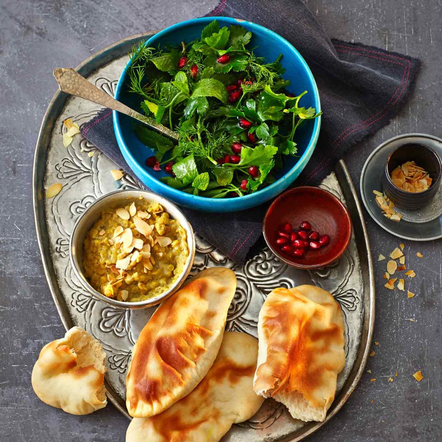 Curry-Dhal mit Naan-Brot und Kräutersalat