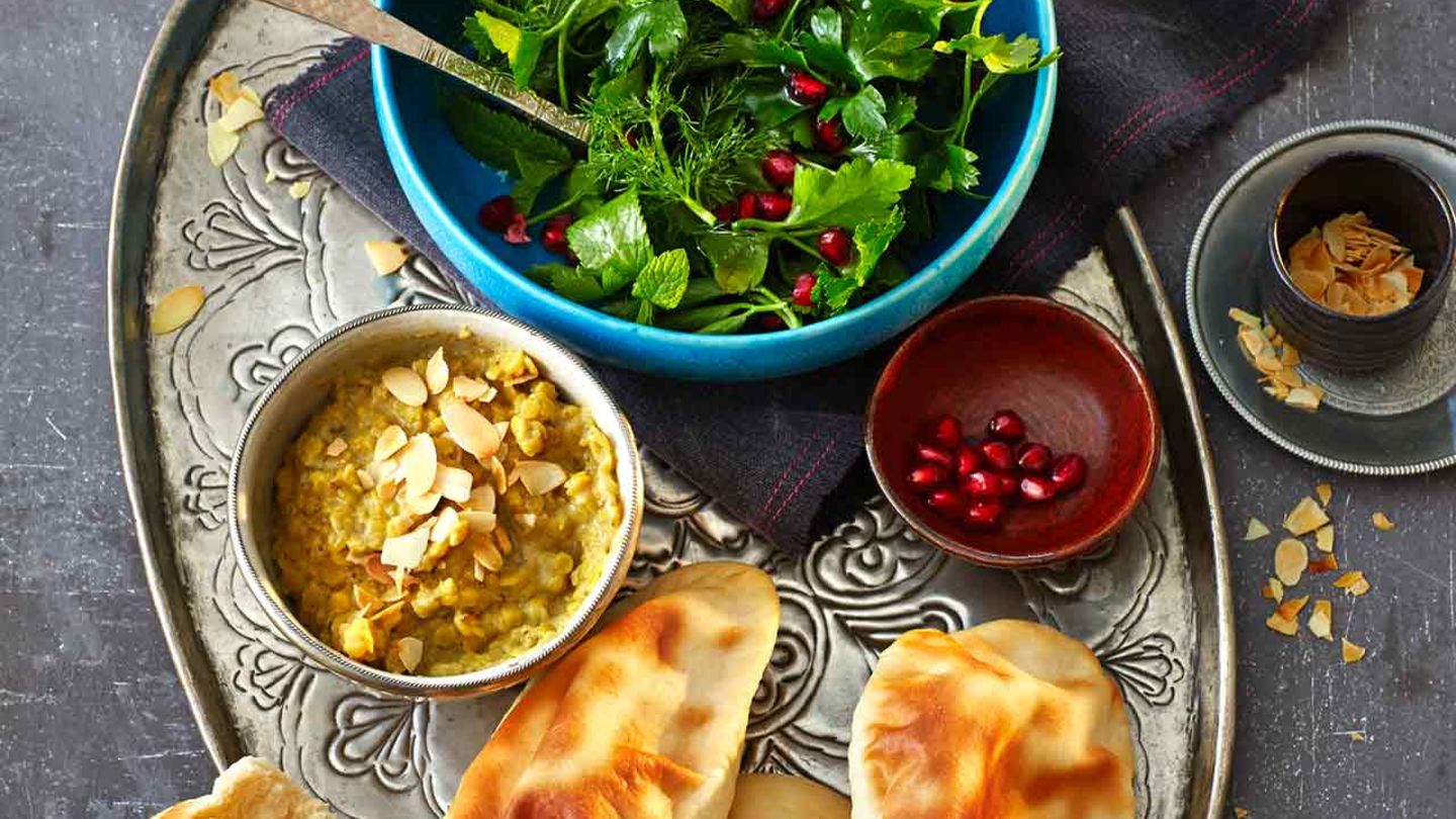 Curry-Dhal mit Naan-Brot und Kräutersalat Rezept