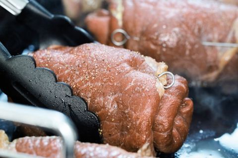 Rouladen zubereiten: füllen, wickeln & braten - [ESSEN UND TRINKEN]