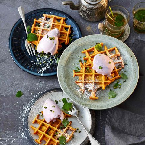 Kardamomwaffeln mit Granatapfel-Joghurteis
