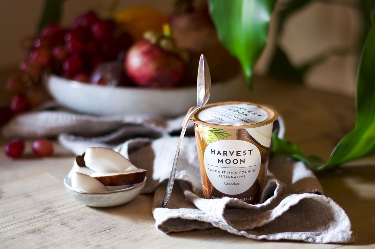 Joghurt aus Kokosnussmilch von Harvest Moon auf einem Esstisch