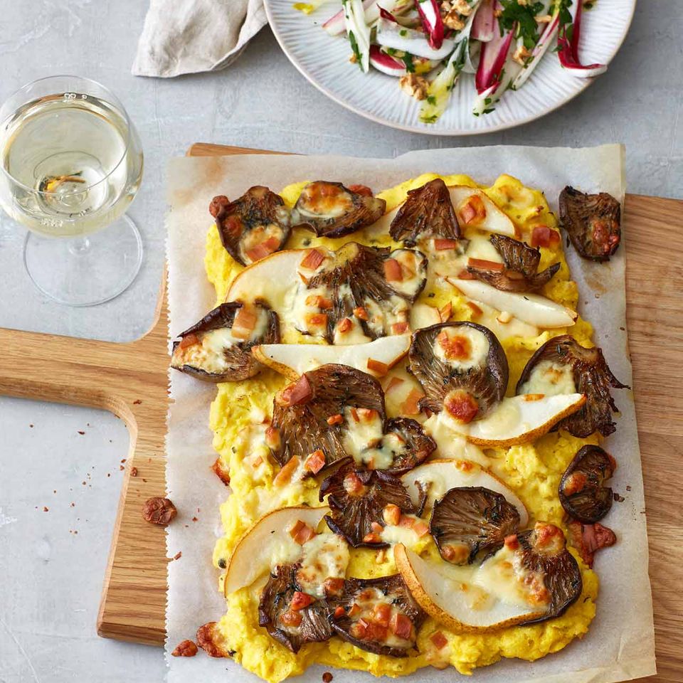 Polenta-Pizza mit Austernpilzen, Birnen und Salat