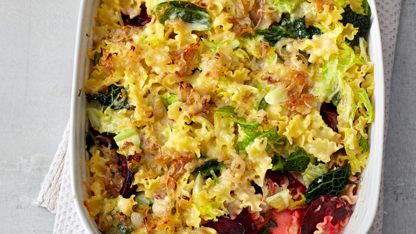 Wirsing-Rote-Bete-Nudeln mit Gurkenhäckerle Rezept