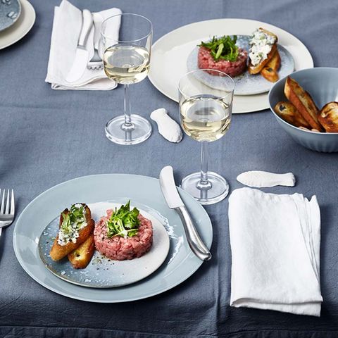 Kalbstatar und Roquefort-Baguette