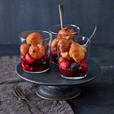 Krapfen mit Beerenkompott