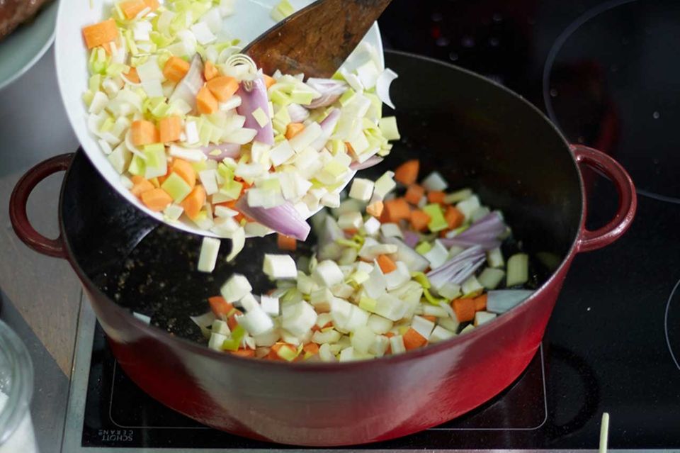Brasato Grundrezept Schritt 4 Gemüse anbraten Brasato Grundrezept Schritt 4 Gemüse anbraten