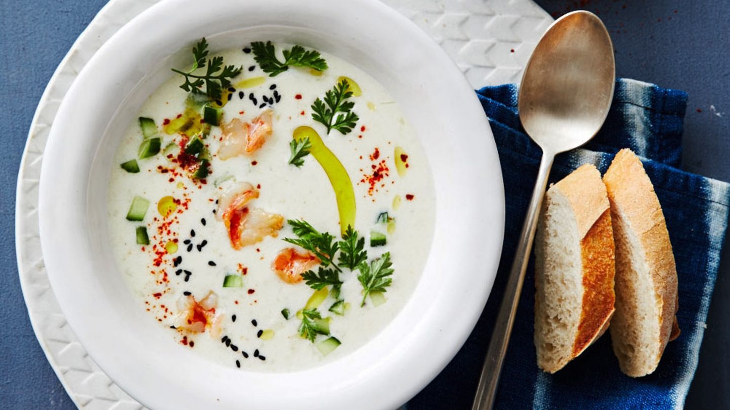 Joghurt-Gurken-Suppe mit Riesengarnelen Rezept