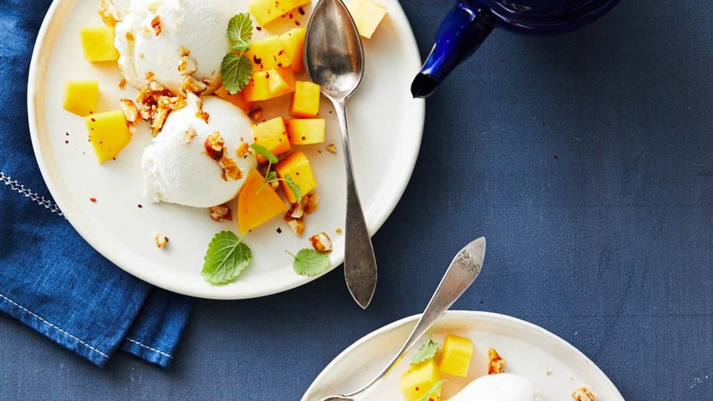 Joghurt-Mousse mit Nuss-Crunch Rezept