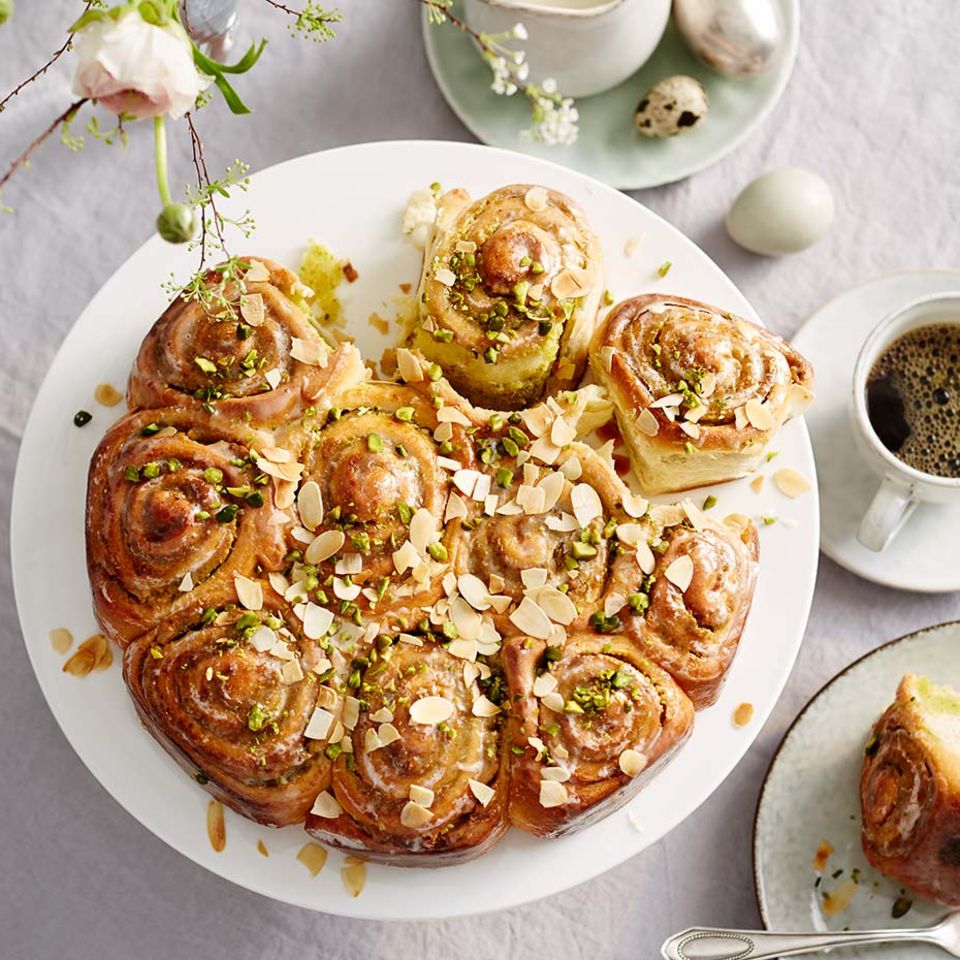 Snail cake with marzipan and pistachios