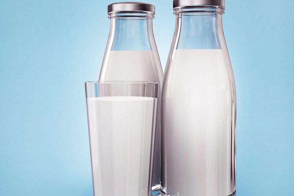 Milch in zwei Flaschen und im Glas