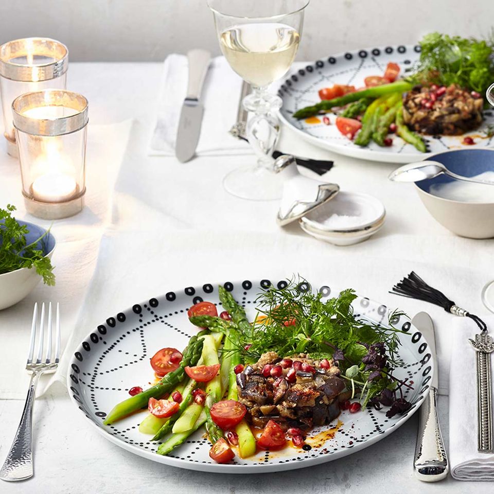 Wildkräutersalat mit Auberginentatar und Spargel