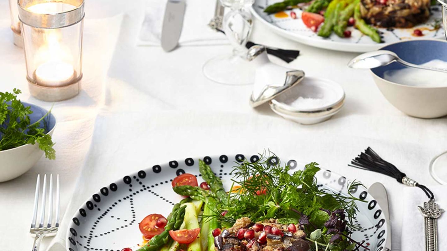 Wildkräutersalat mit Auberginentatar und Spargel Rezept