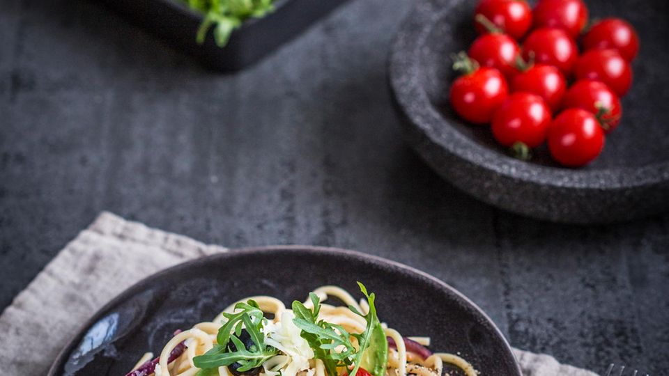 Spaghetti mit Kirschtomaten und Avocado Spaghetti mit Kirschtomaten und Avocado