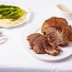Lammkeule mit cremiger Polenta und gratiniertem Spargel