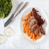 Glasierte Schweinefilets mit Spinatsalat und Limetten-Möhren