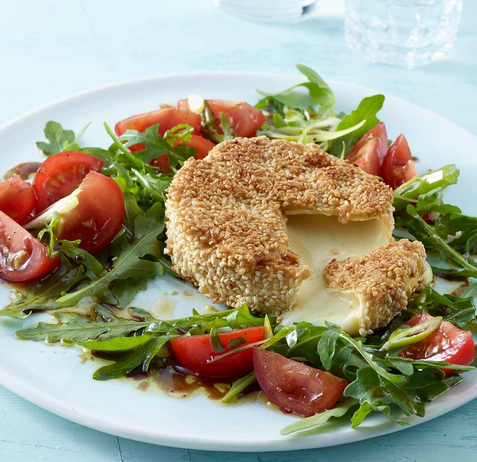 Knusper-Camembert mit Tomaten-Rauke-Salat Knusper-Camembert mit Tomaten-Rauke-Salat