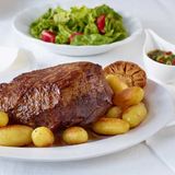 Rinderbraten mit Röstkartoffeln, Petersilien-Salsa und Radieschensalat