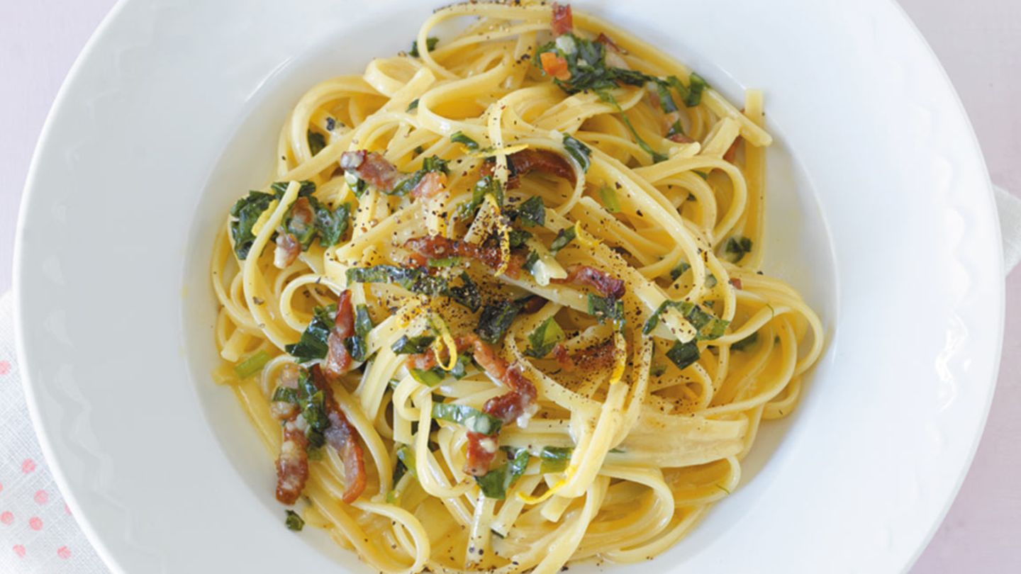 Bärlauch-Zitronen-Carbonara mit Würzspeck Rezept