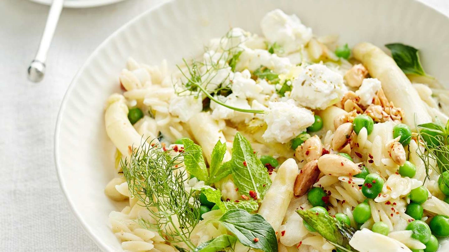 Spargel-Nudel-Risotto mit Minze und Fenchelkraut Rezept
