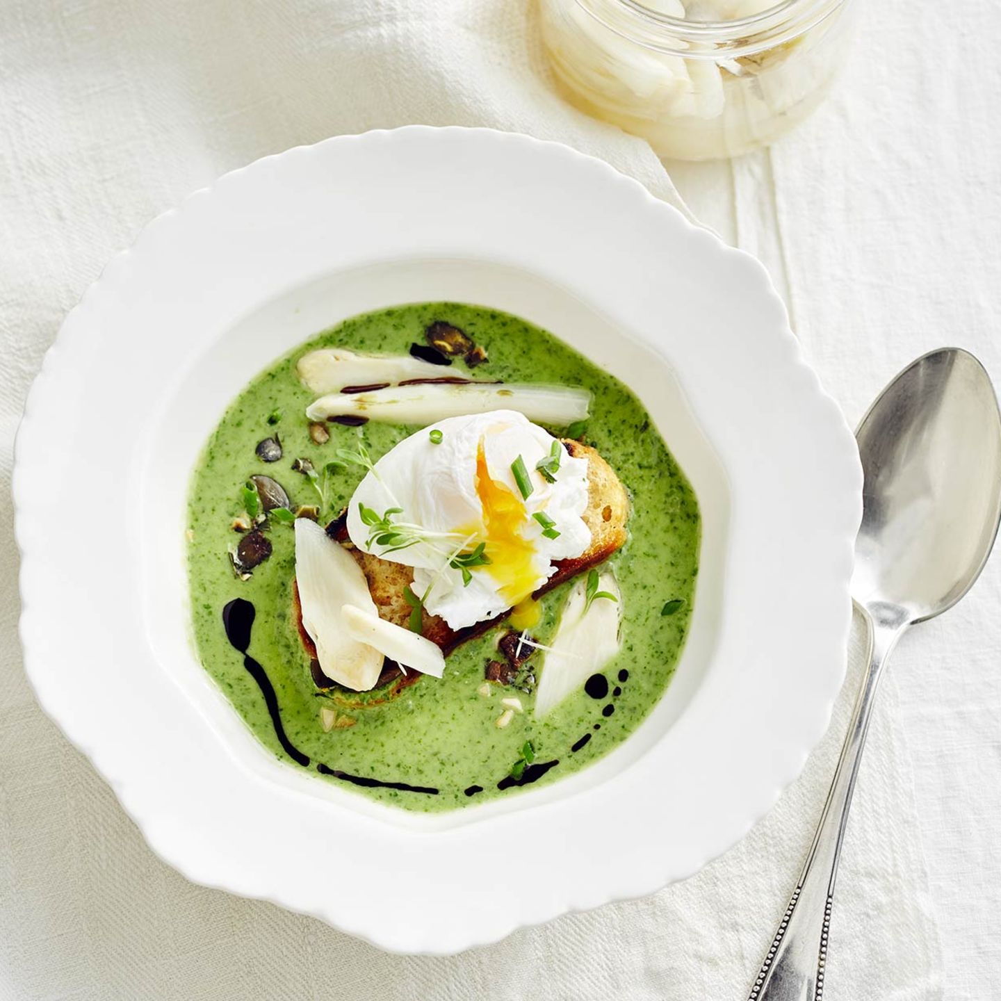Spargel-Kräuter-Suppe mit pochiertem Ei