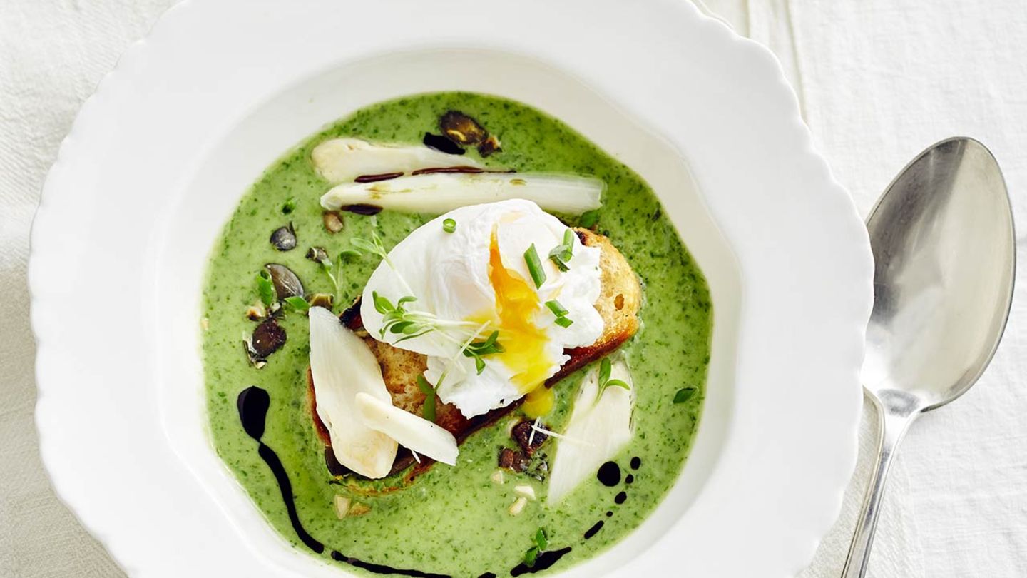 Spargel-Kräuter-Suppe mit pochiertem Ei Rezept