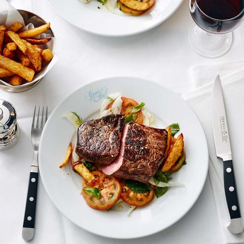 Hüftsteak mit Tomaten-Fenchel-Salat und dicken Pommes frites