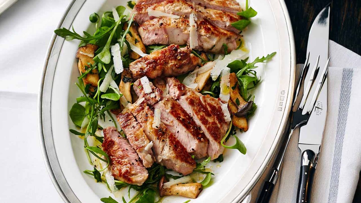 Kalbsrückensteak mit Rauke-Pilz-Salat und Parmesan Rezept - [ESSEN UND ... Kalbsrückensteak mit Rauke-Pilz-Salat und Parmesan Rezept - [ESSEN UND ...