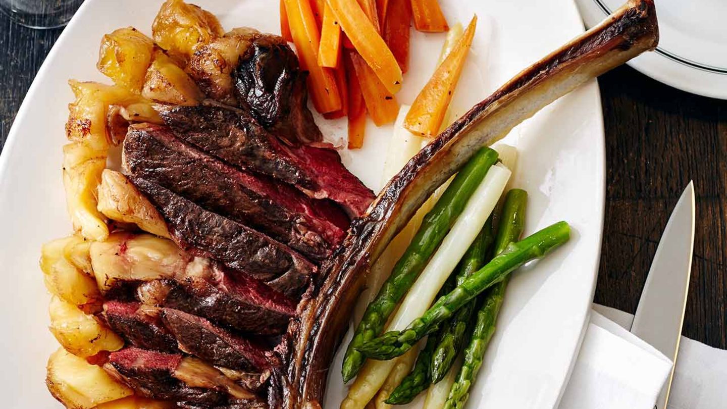 Tomahawk-Steak mit Gewürzmöhren und Spargel Rezept