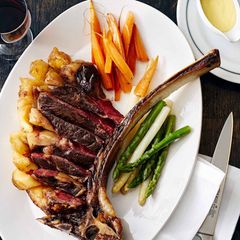 Tomahawk-Steak mit Gewürzmöhren und Spargel