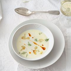 Blumenkohl-Fenchel-Suppe mit Chili-Walnussöl