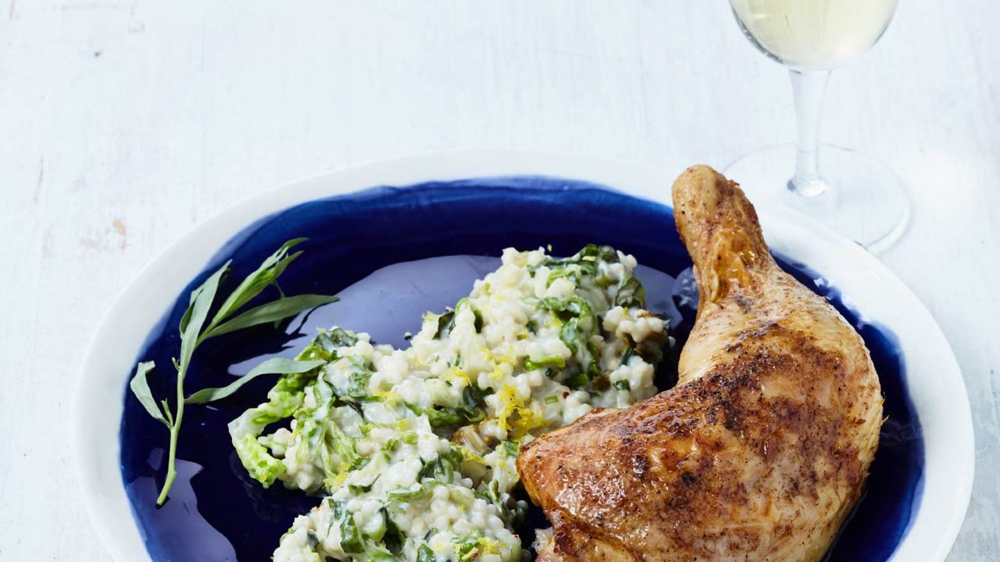 Salat-Graupotto mit Hähnchenkeulen Rezept
