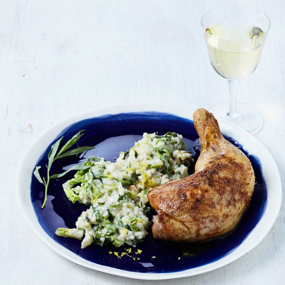 Salat-Graupotto mit Hähnchenkeulen
