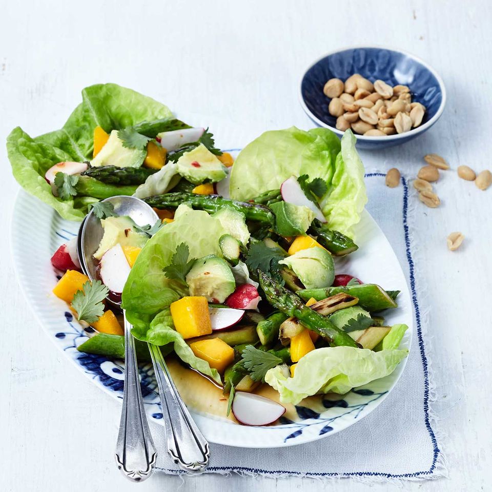 Grüner Spargelsalat mit Avocado und Mango Rezept - [ESSEN UND TRINKEN]