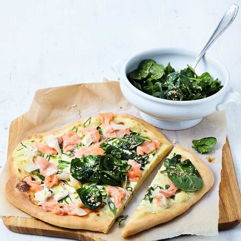 Pizza „Sushi Style“ mit Spinatsalat