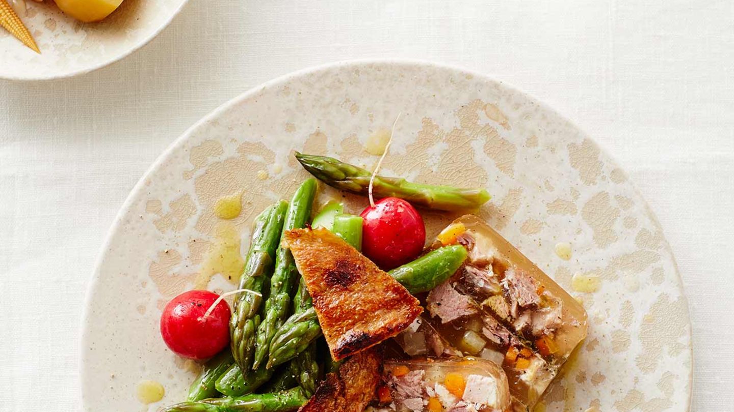 Sauerfleisch-Terrine mit Ente und Schwein und Spargelsalat mit Radieschen Rezept